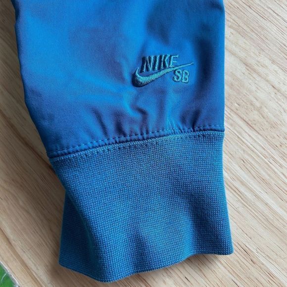 Nike SB Men's Medium Crew Neck Sweatshirt Water‎ Resistant Sleeves Solid Blue - Picture 3 of 8